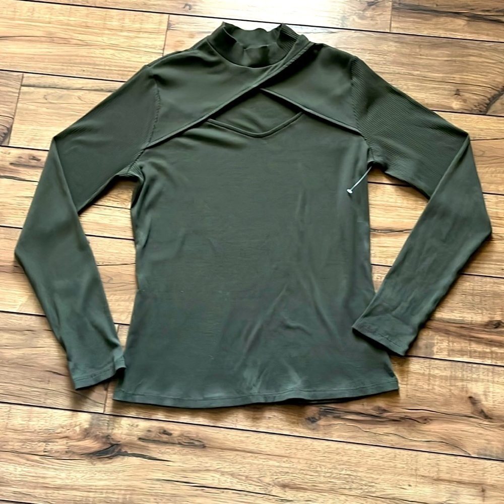 NEW YORK AND COMPANY Cut-Out Mock Neck Sports Tee long sleeve Size Medium